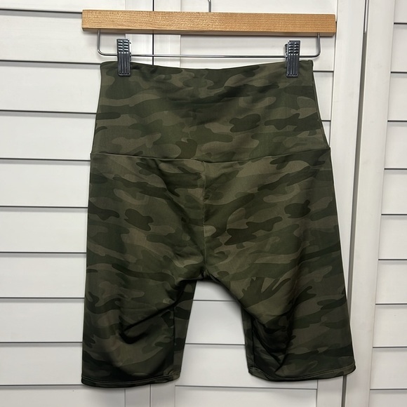 Free People Movement + Onzie High Rise Stretch Camo Bike Shorts Size S/M - Picture 4 of 6